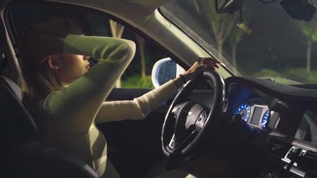 路边车内女生愤懑吸烟情绪侧影视频的预览图