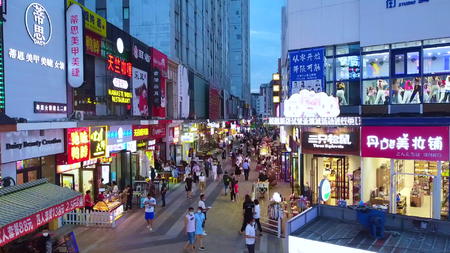 大连高新区万达广场金街商业夜景视频的预览图