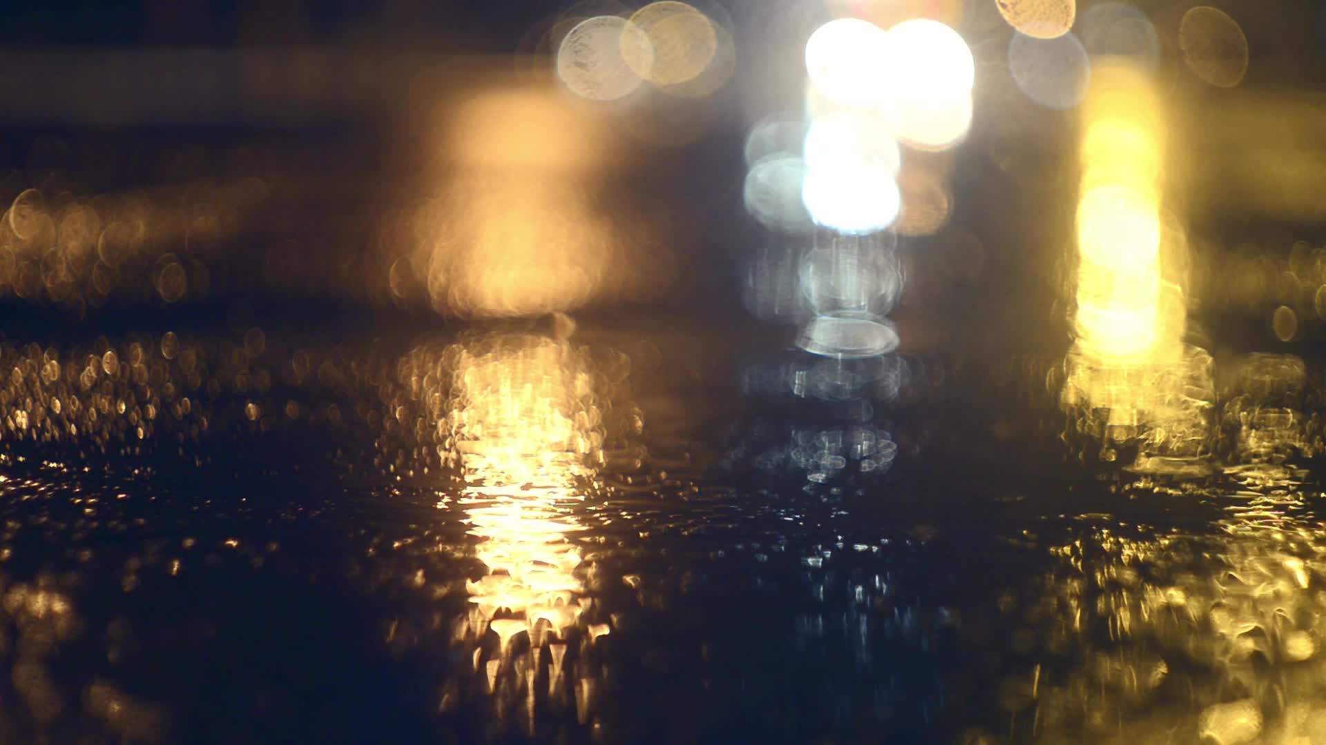 电影感夜晚雨滴特写视频的预览图