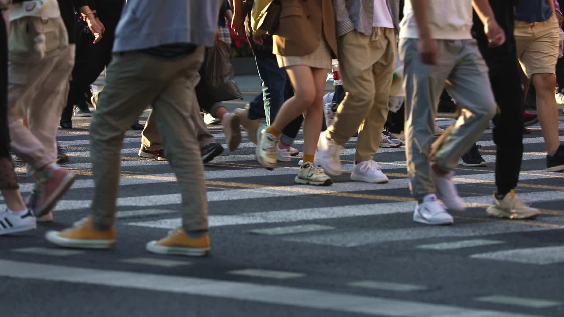 城市街道人流人群脚步特写视频的预览图