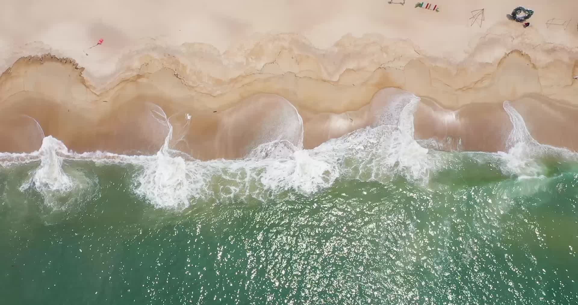 深圳玫瑰海岸海浪打到沙滩航拍视频视频的预览图