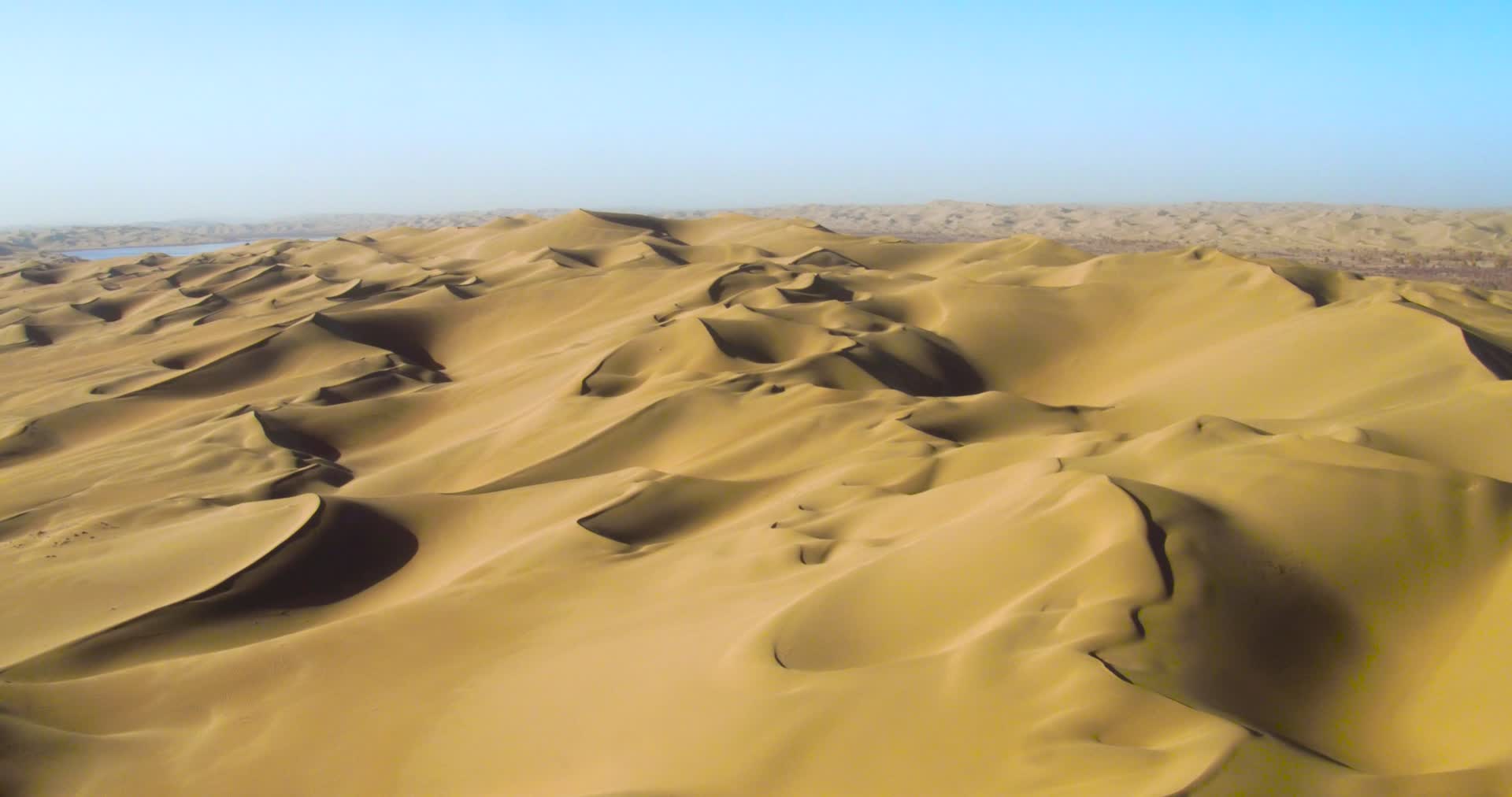 新疆塔克拉玛干沙漠视频的预览图