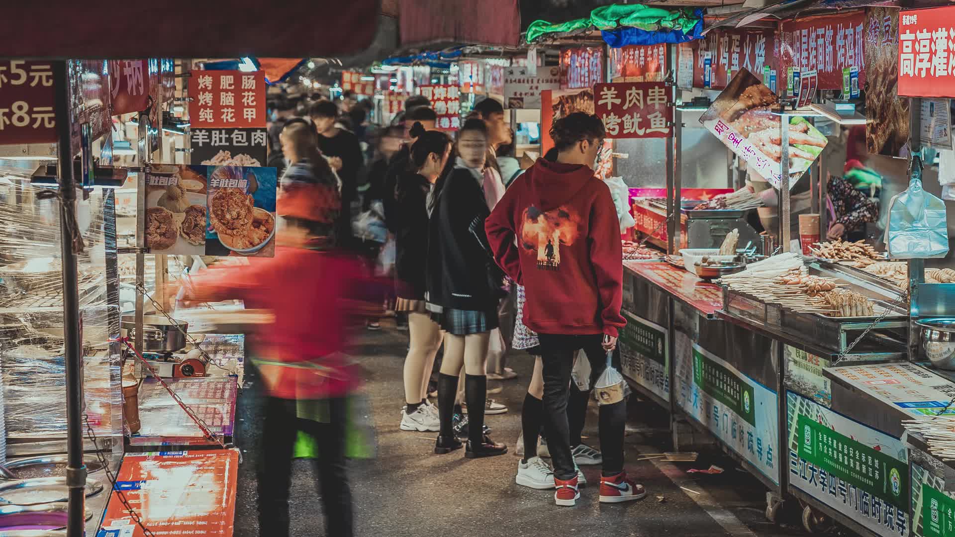 8k实拍南京网红小吃街地摊经济延时视频的预览图
