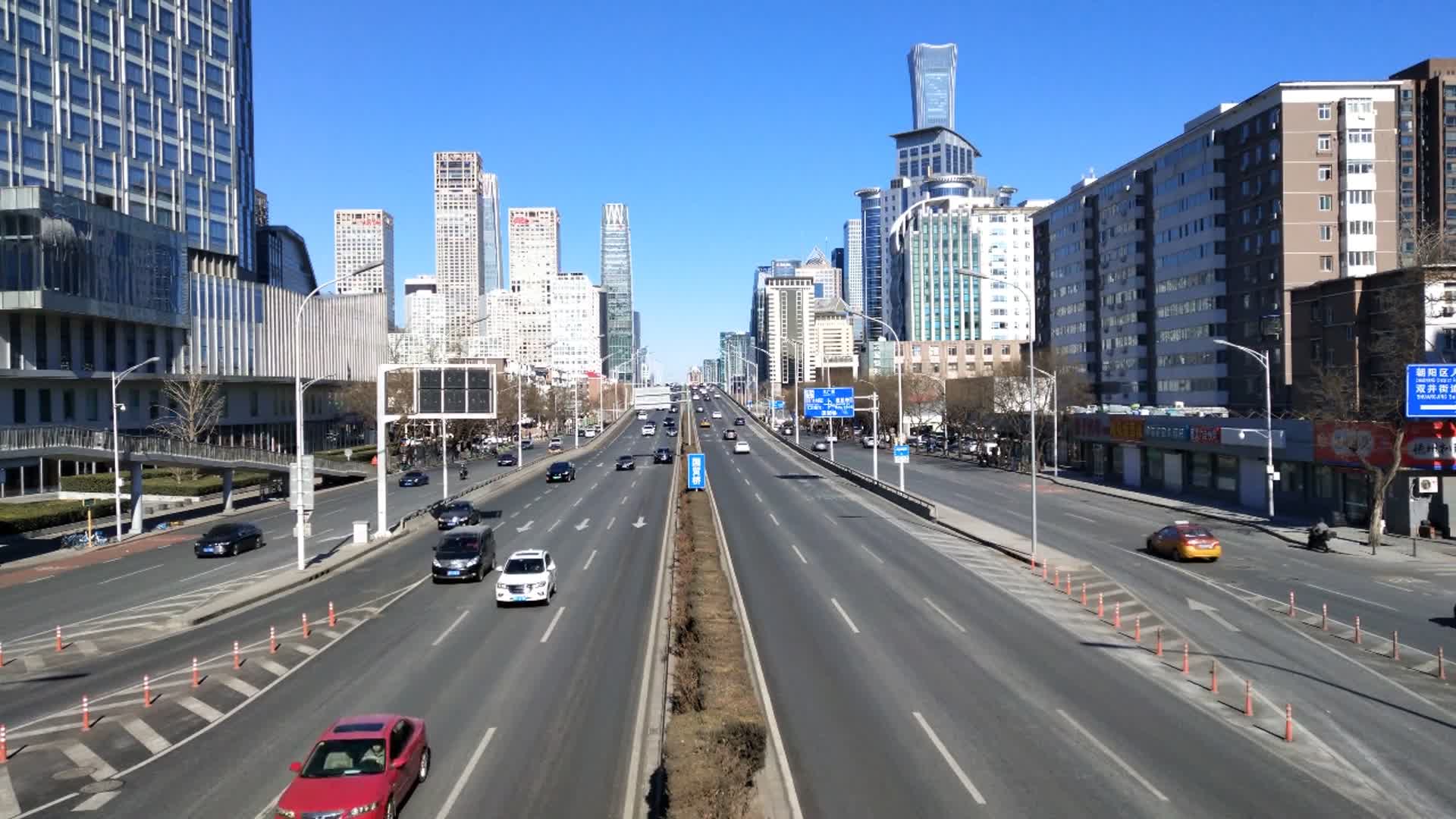 北京首都街景节日盛典人流车流稀少阳光明媚视频的预览图