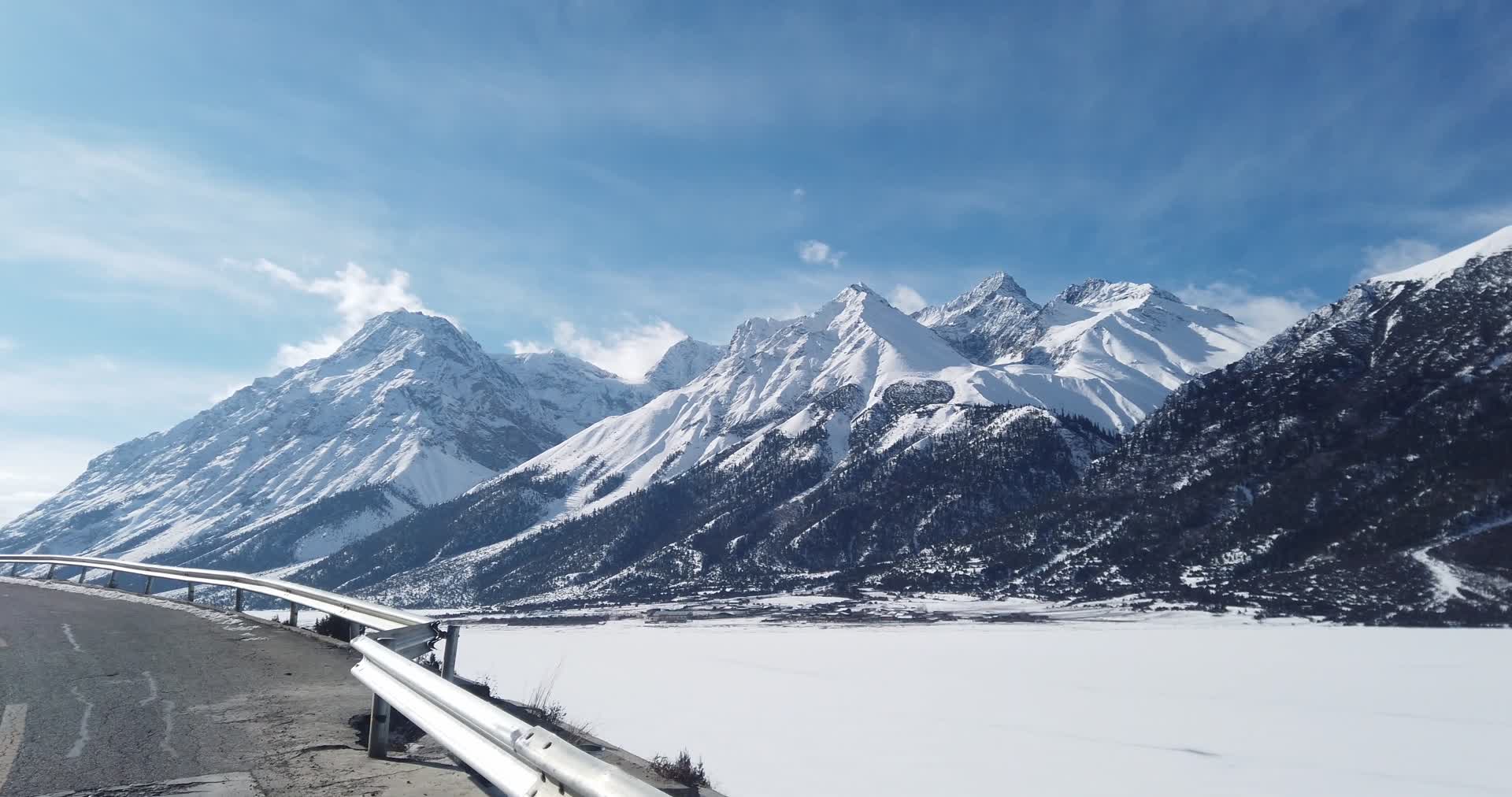 航拍西藏昌都然乌湖来古冰川蓝冰视频的预览图