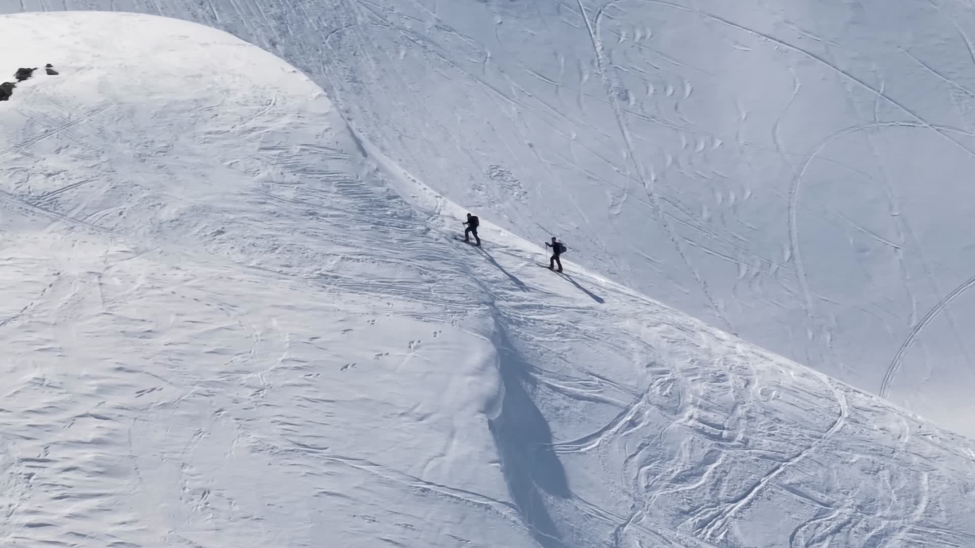 户外攀登雪山航拍视频的预览图