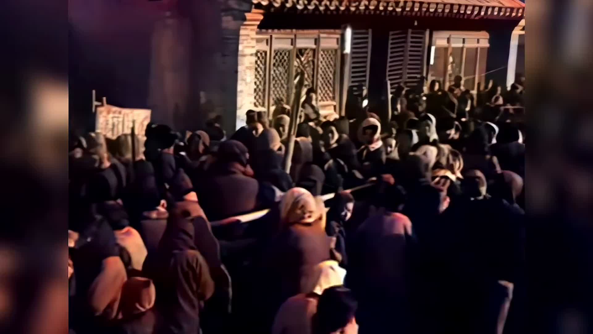 1948年北平城外排队等待救济百姓的视频的预览图