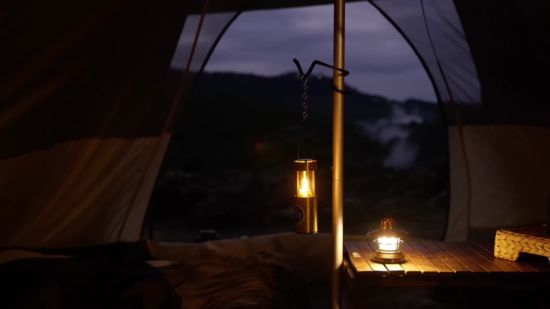 夜晚户外帐篷露营灯下雨视频的预览图