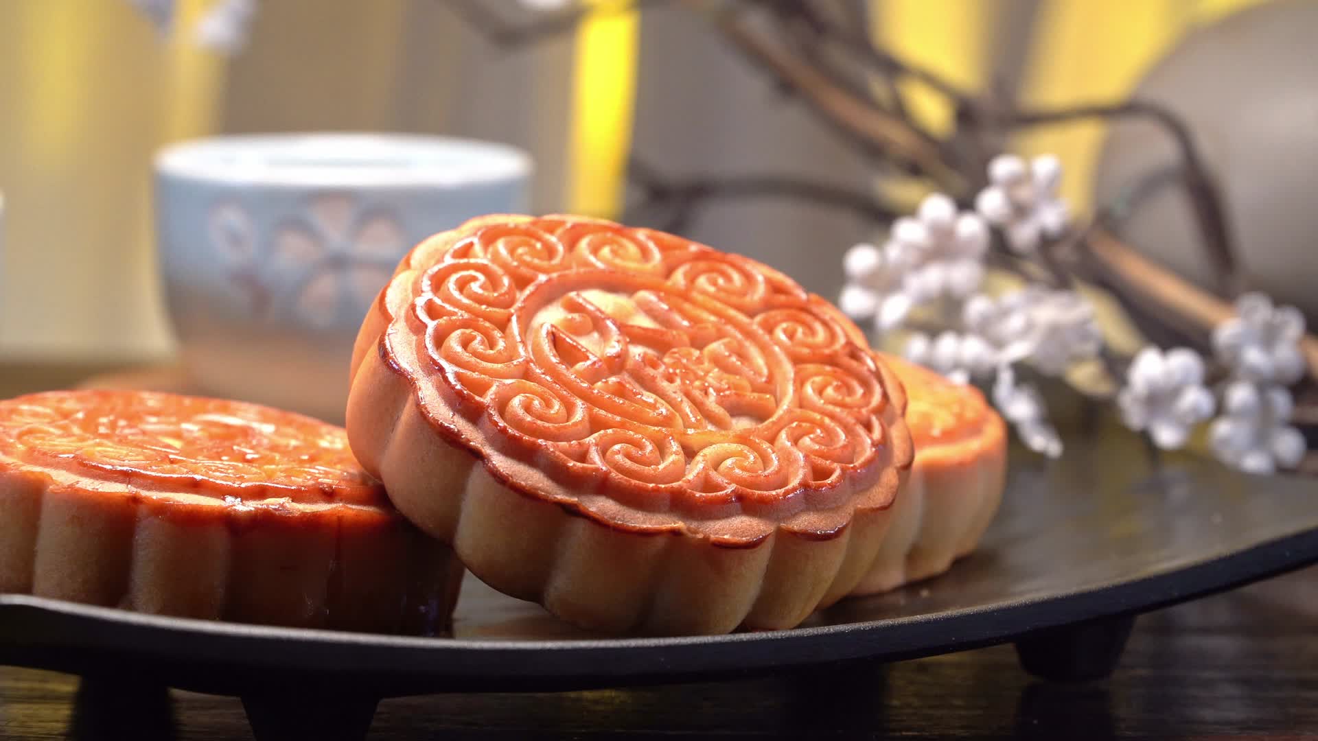 中秋月饼实拍月亮桂花酒团圆中国传统节日视频的预览图
