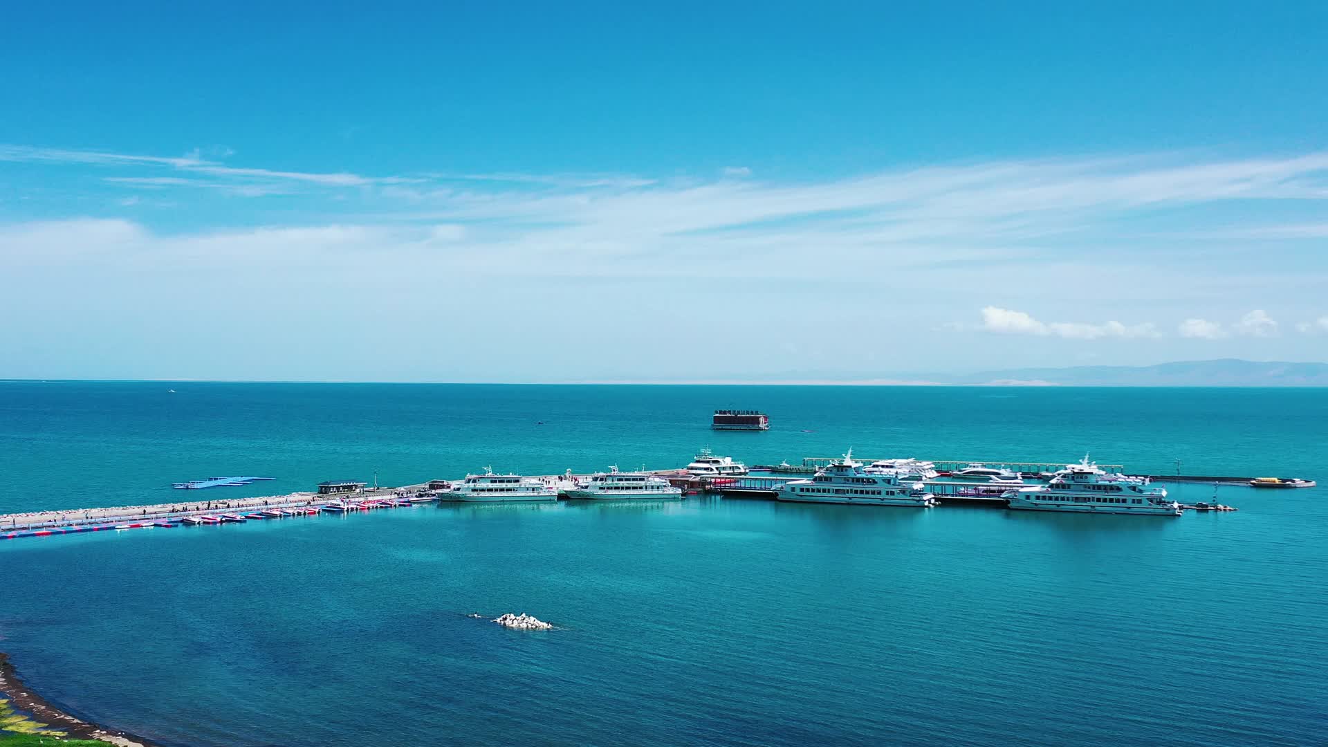 航拍青海旅游海边蓝天白云自然风景实拍视频的预览图
