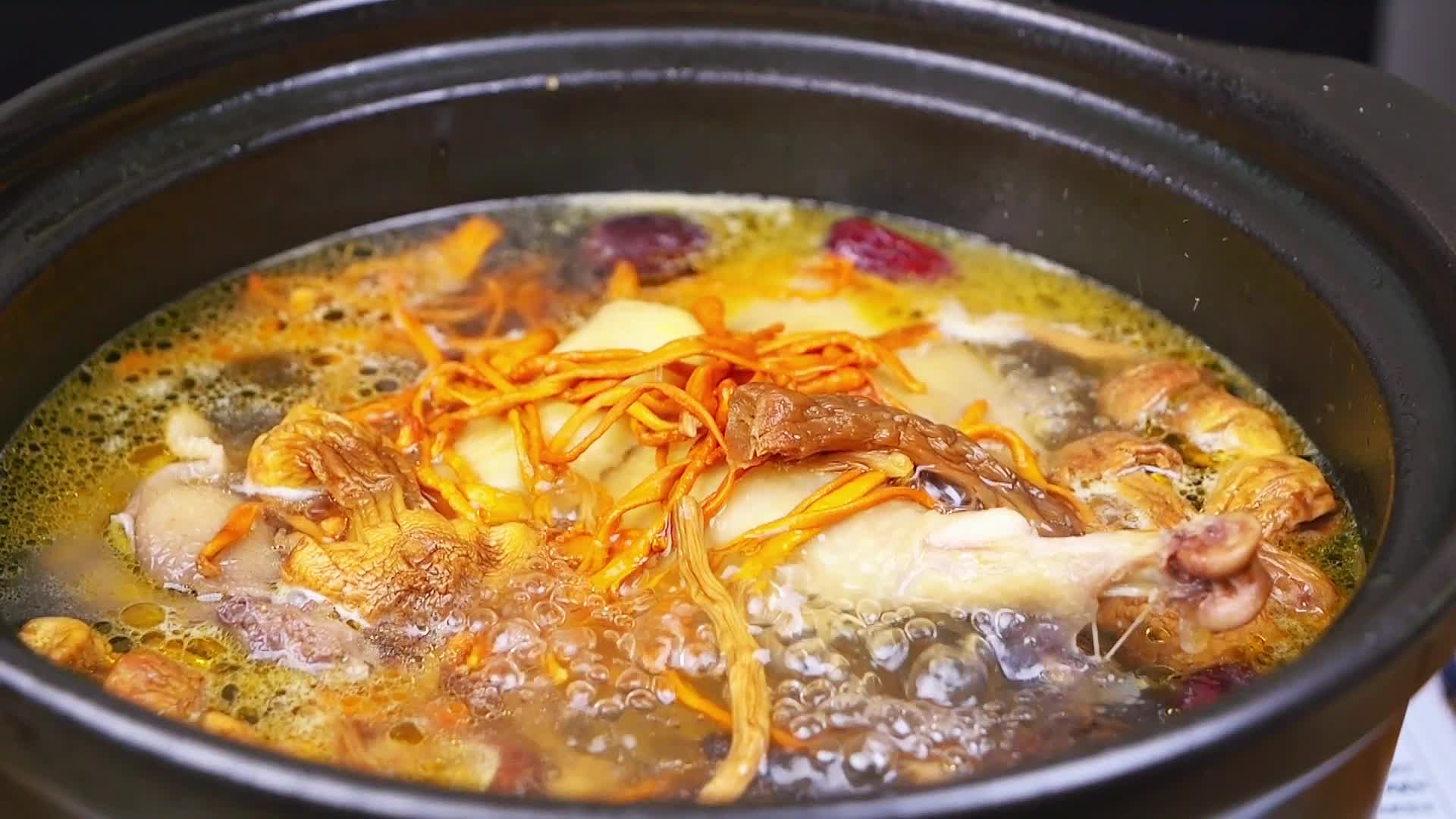 养生菌菇茶树菇鸡汤美食视频的预览图