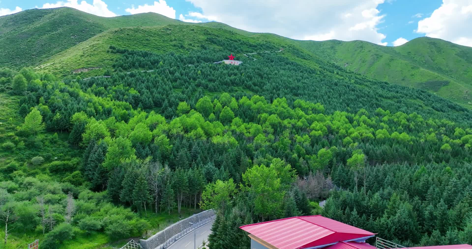 航拍青海果洛班玛县城红军星4K御3佛塔夏季青藏高原视频的预览图