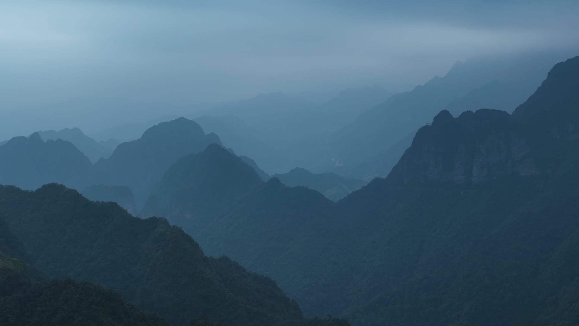4K航拍清晨桂林群山水墨画感视频的预览图