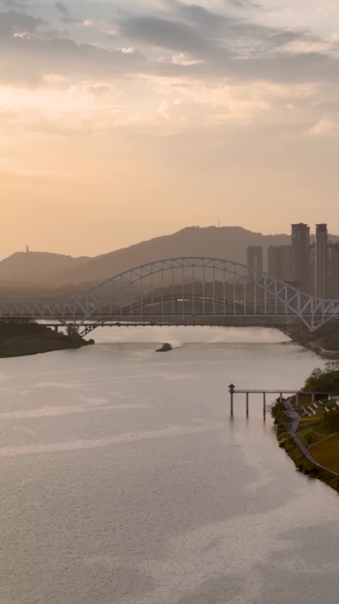 高清竖屏航拍南宁三岸大桥日出时分视频的预览图