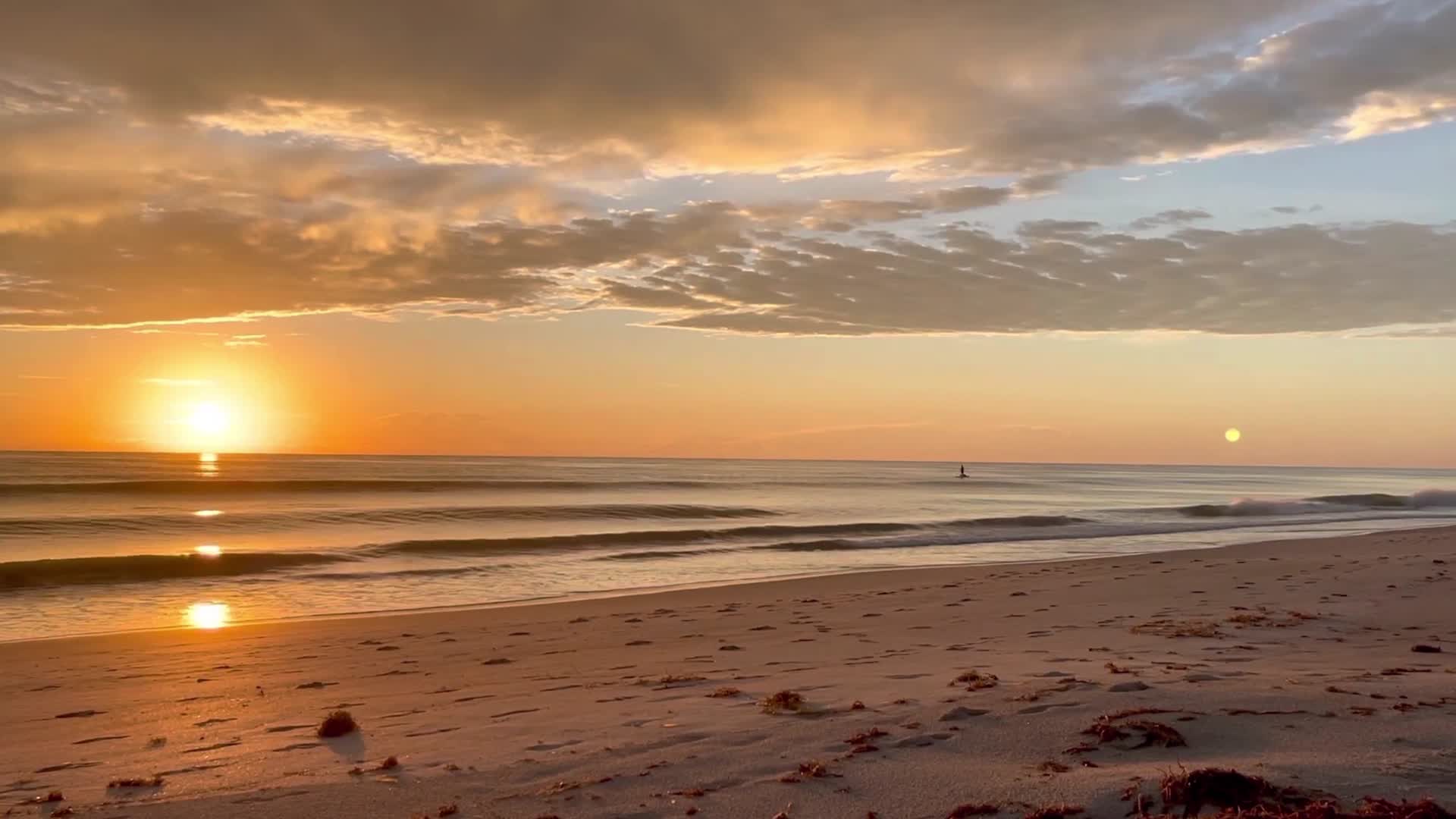 傍晚海边唯美夕阳冲浪视频的预览图