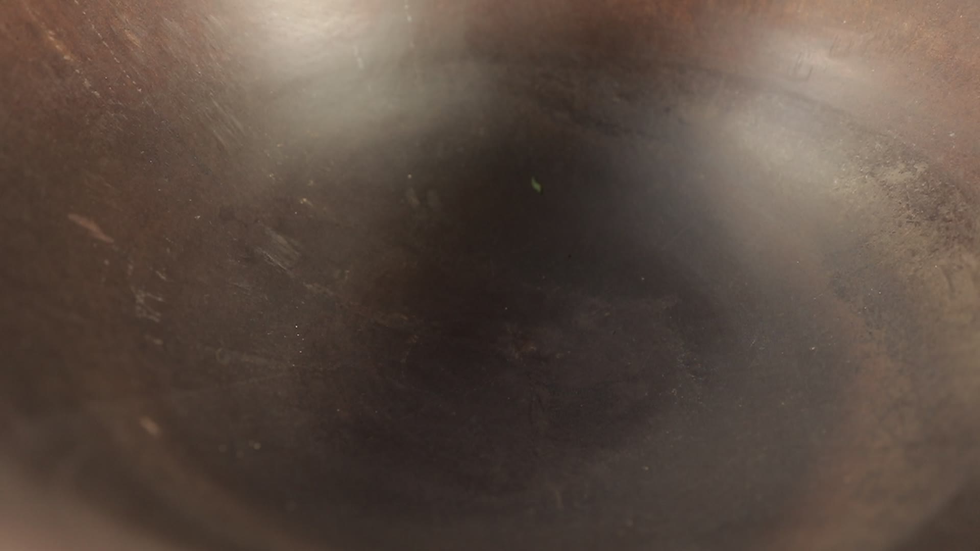 茶叶掉入炒茶茶缸成堆实拍视频视频的预览图
