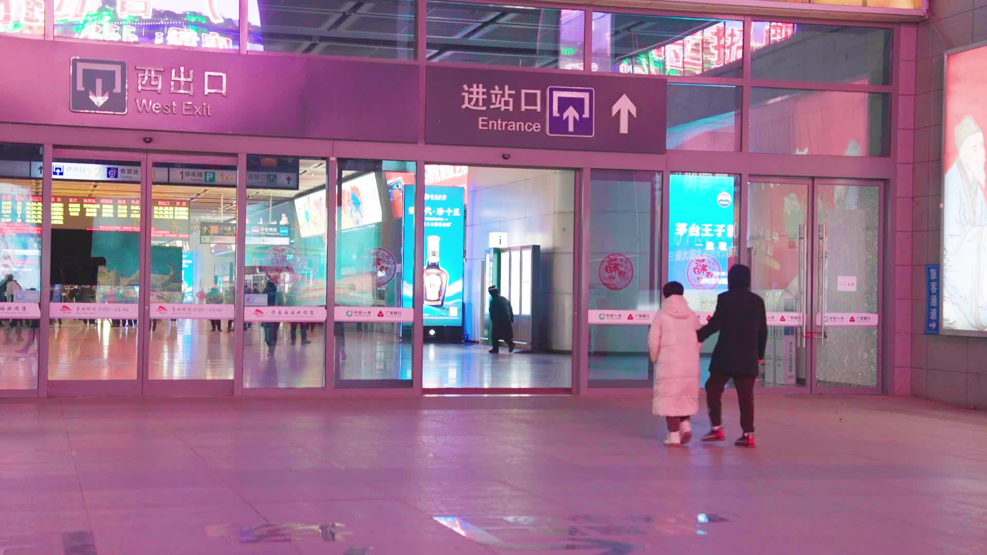 火车站大厅等待乘客视频的预览图