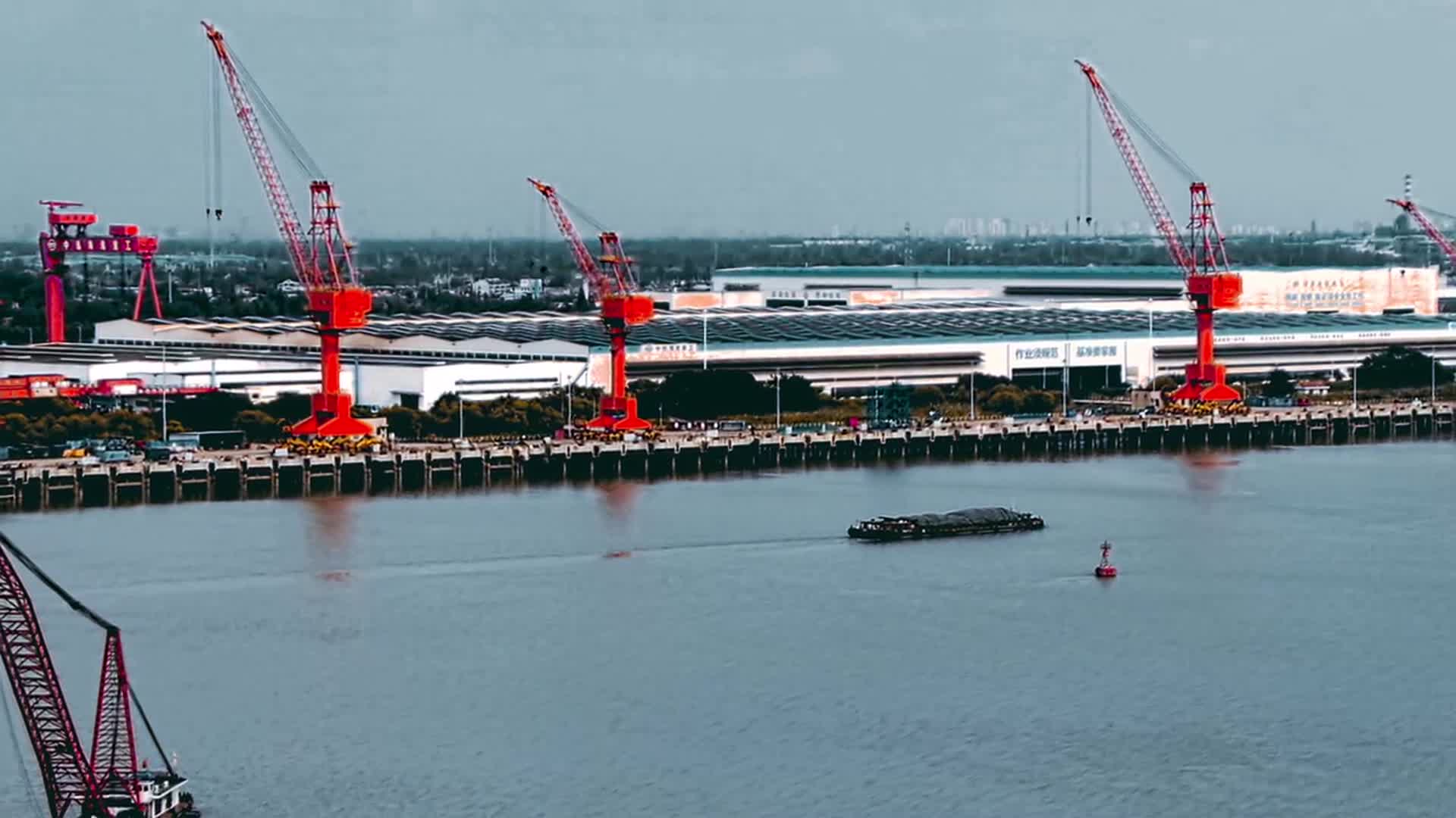 大疆御3长焦航拍港口船厂视频的预览图