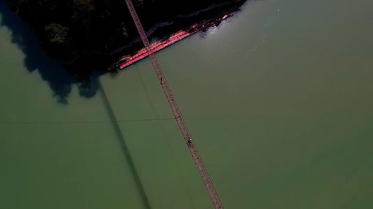 航拍亚洲最长的铁索桥视频的预览图