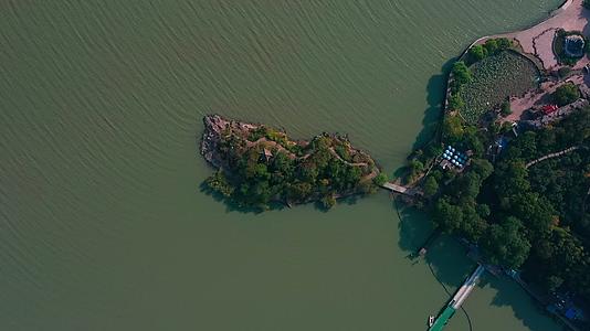 航拍太湖上的岛屿视频的预览图