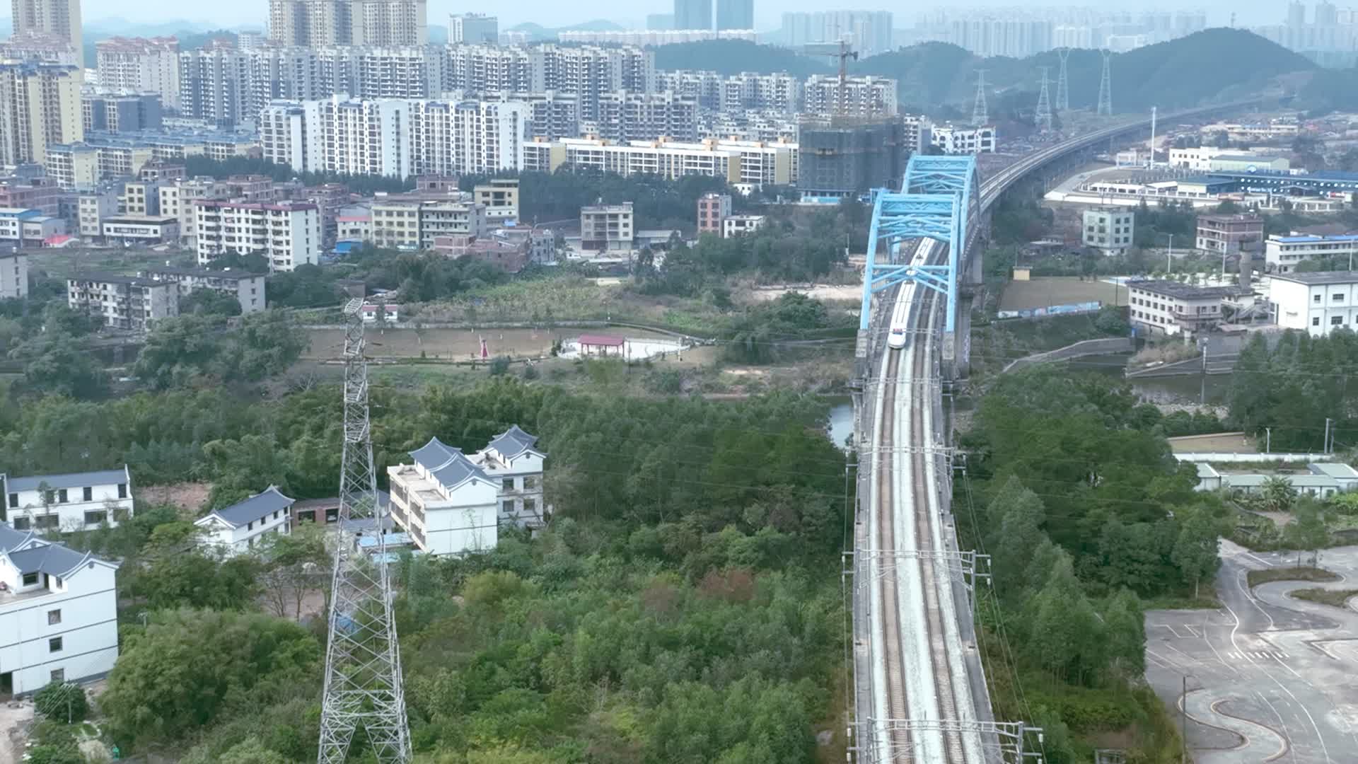 4K航拍高铁驶过钦州青年铁路桥上视频的预览图