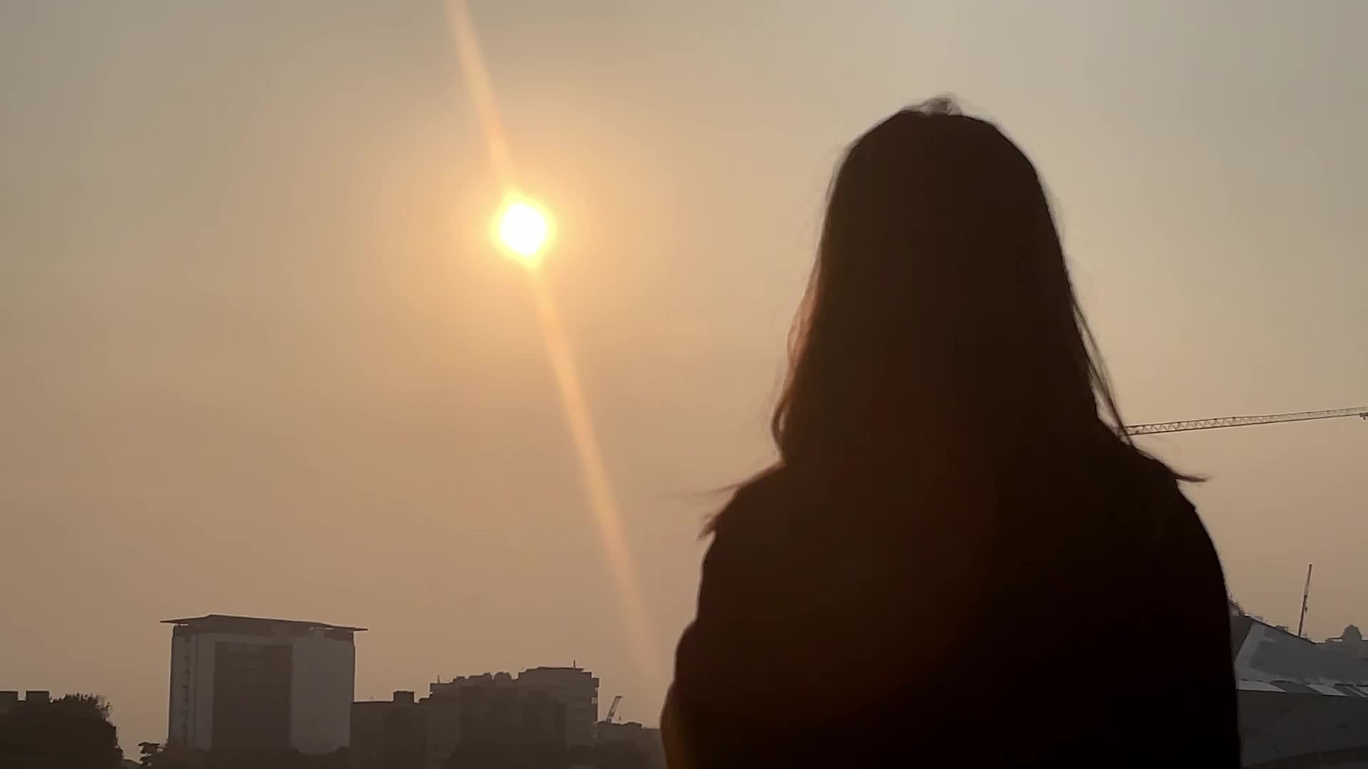 落日夕阳女人背影剪影视频的预览图