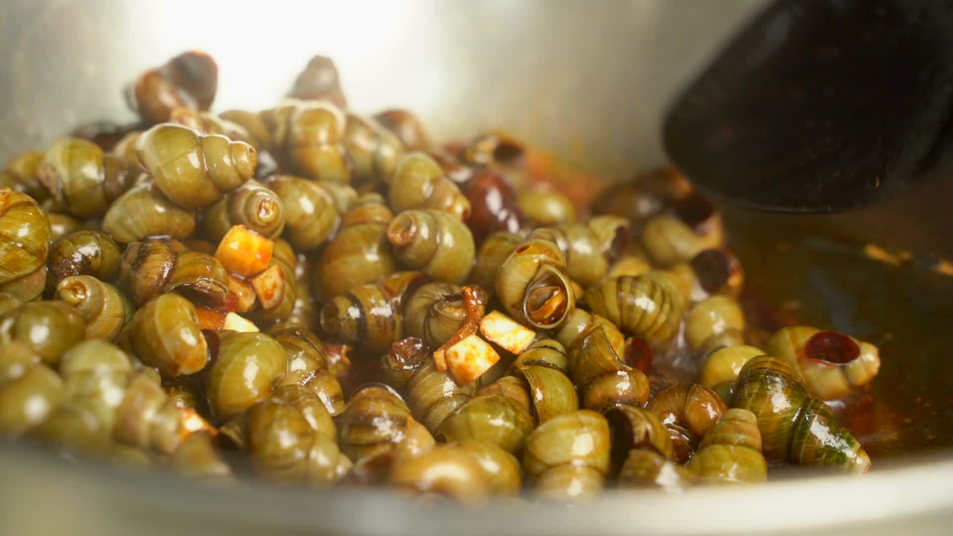 海鲜炒螺蛳家常菜美食4K视频的预览图
