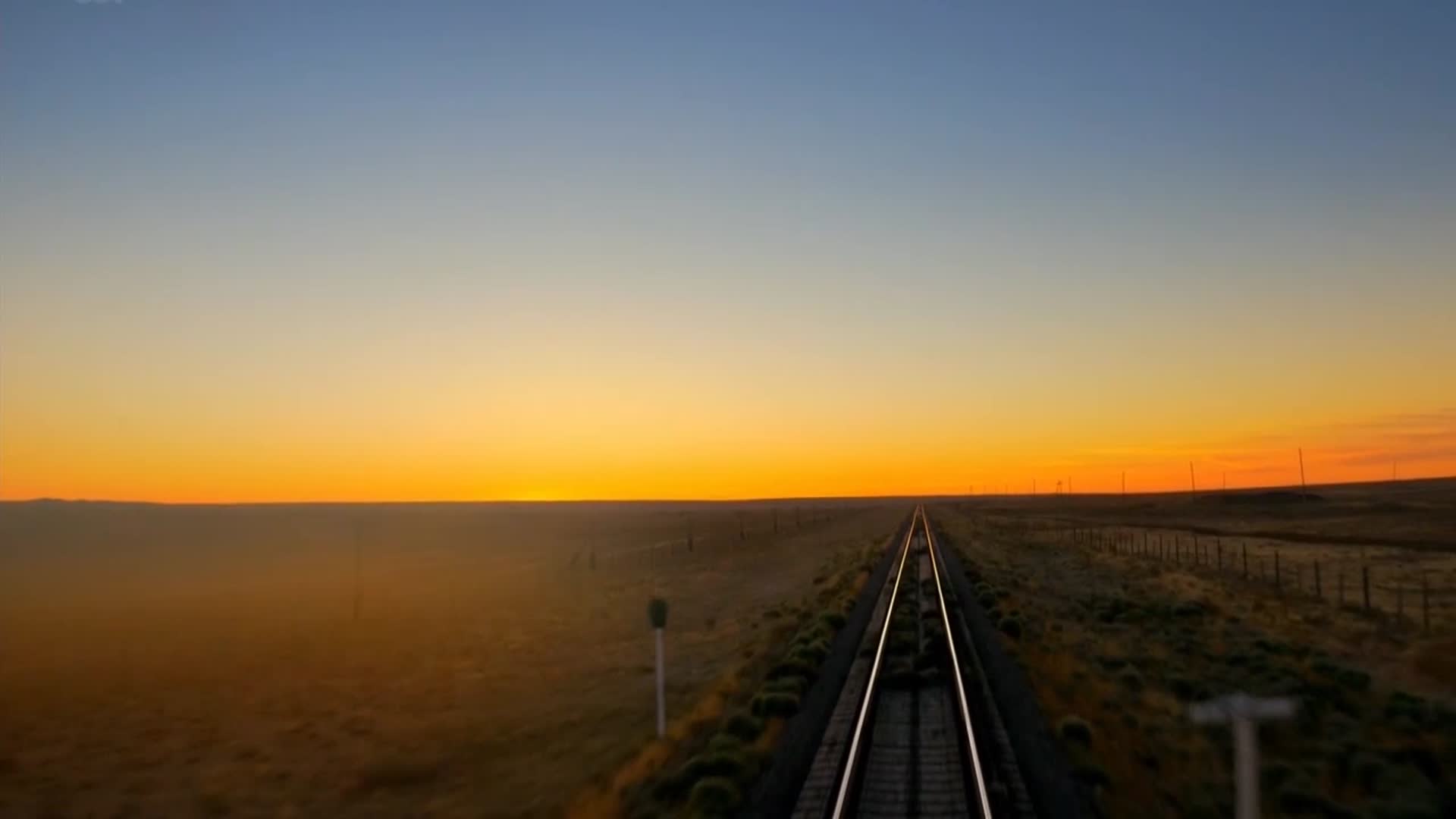 火车行驶内蒙古草原旷野铁路沿途风景视频视频的预览图