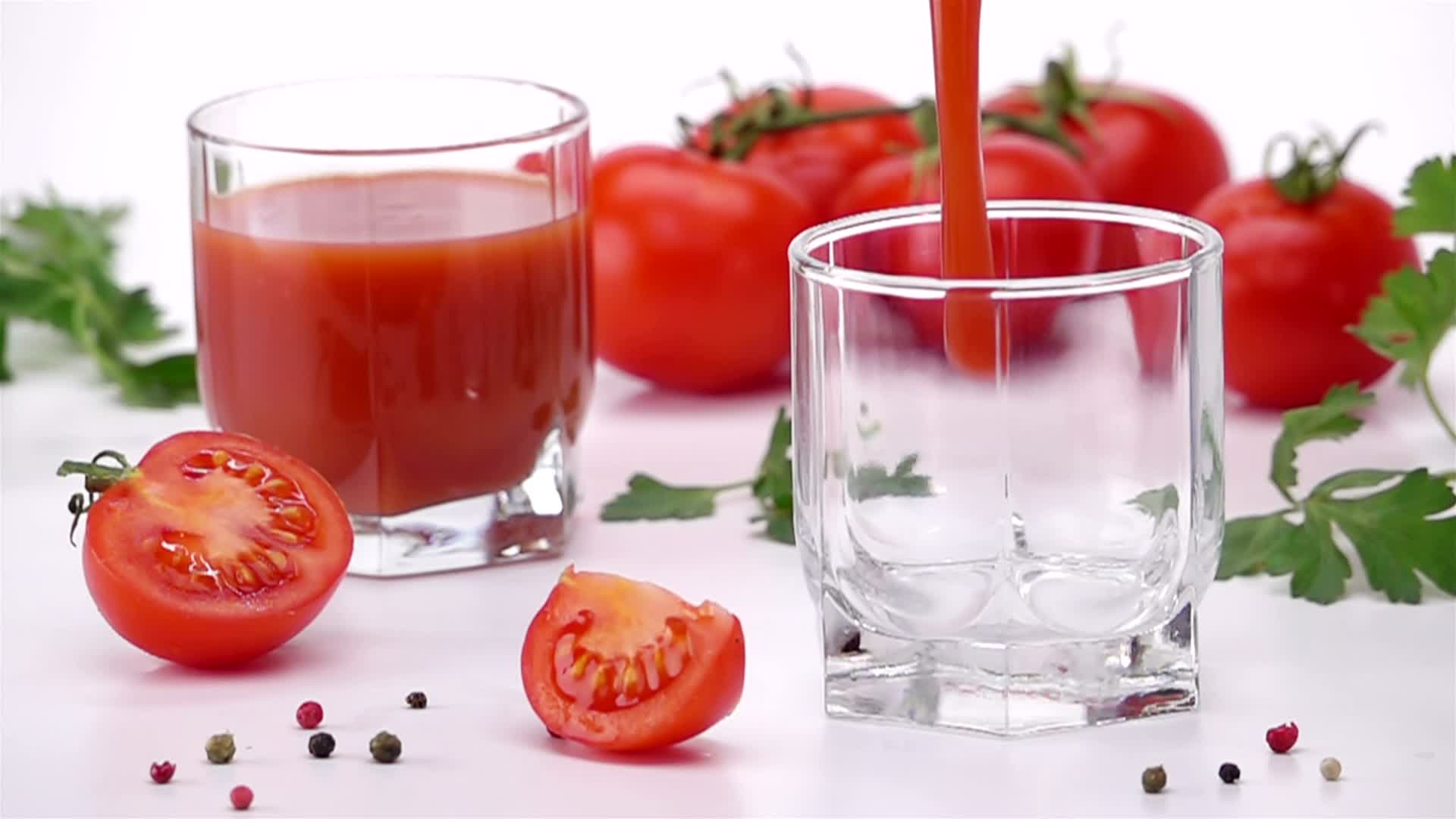 倒入杯子中的番茄汁视频的预览图