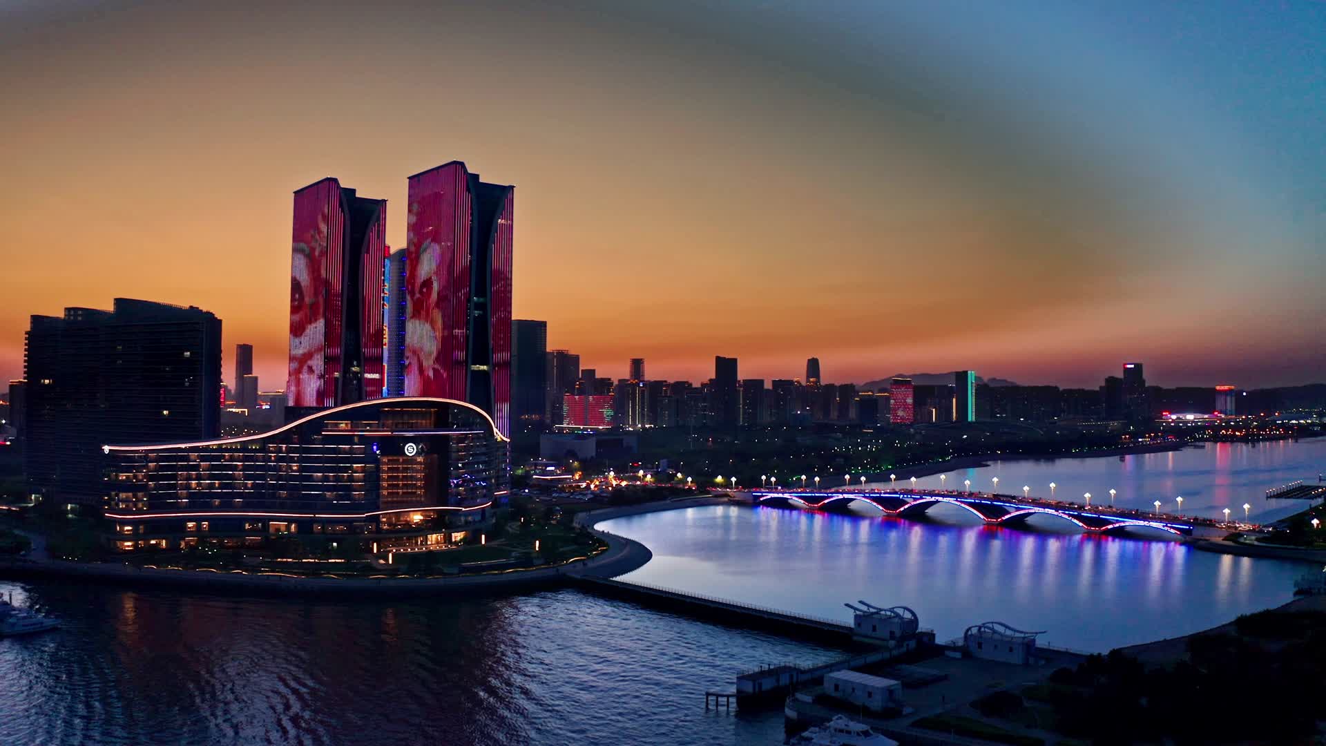 日照城市夜景航拍万平口夜景视频的预览图