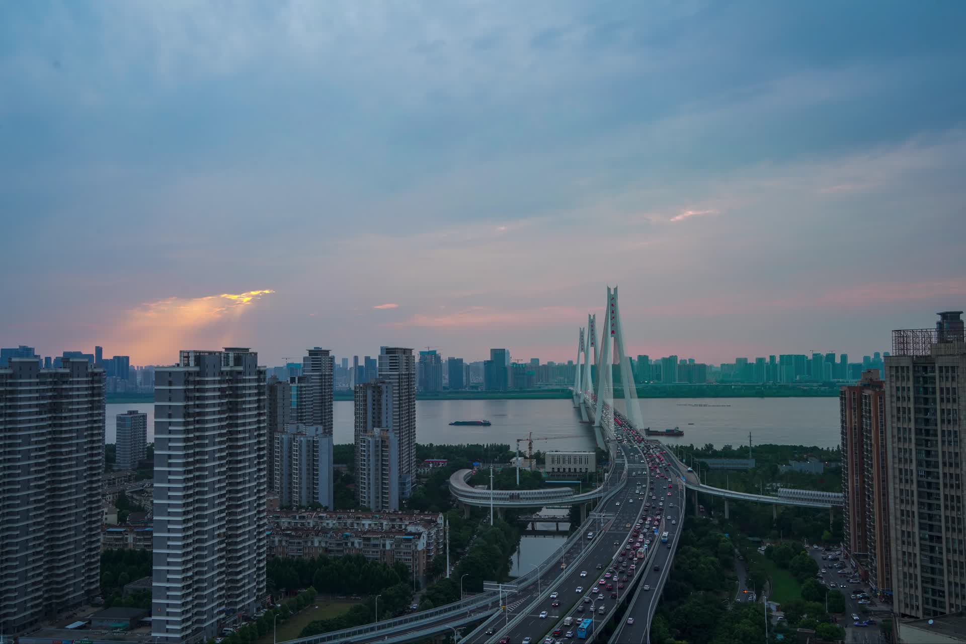 武汉二七长江大桥日落晚霞视频的预览图