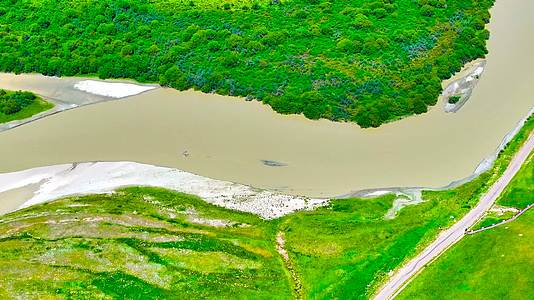 4K航拍新疆伊犁昭苏草原天马浴河风光视频的预览图