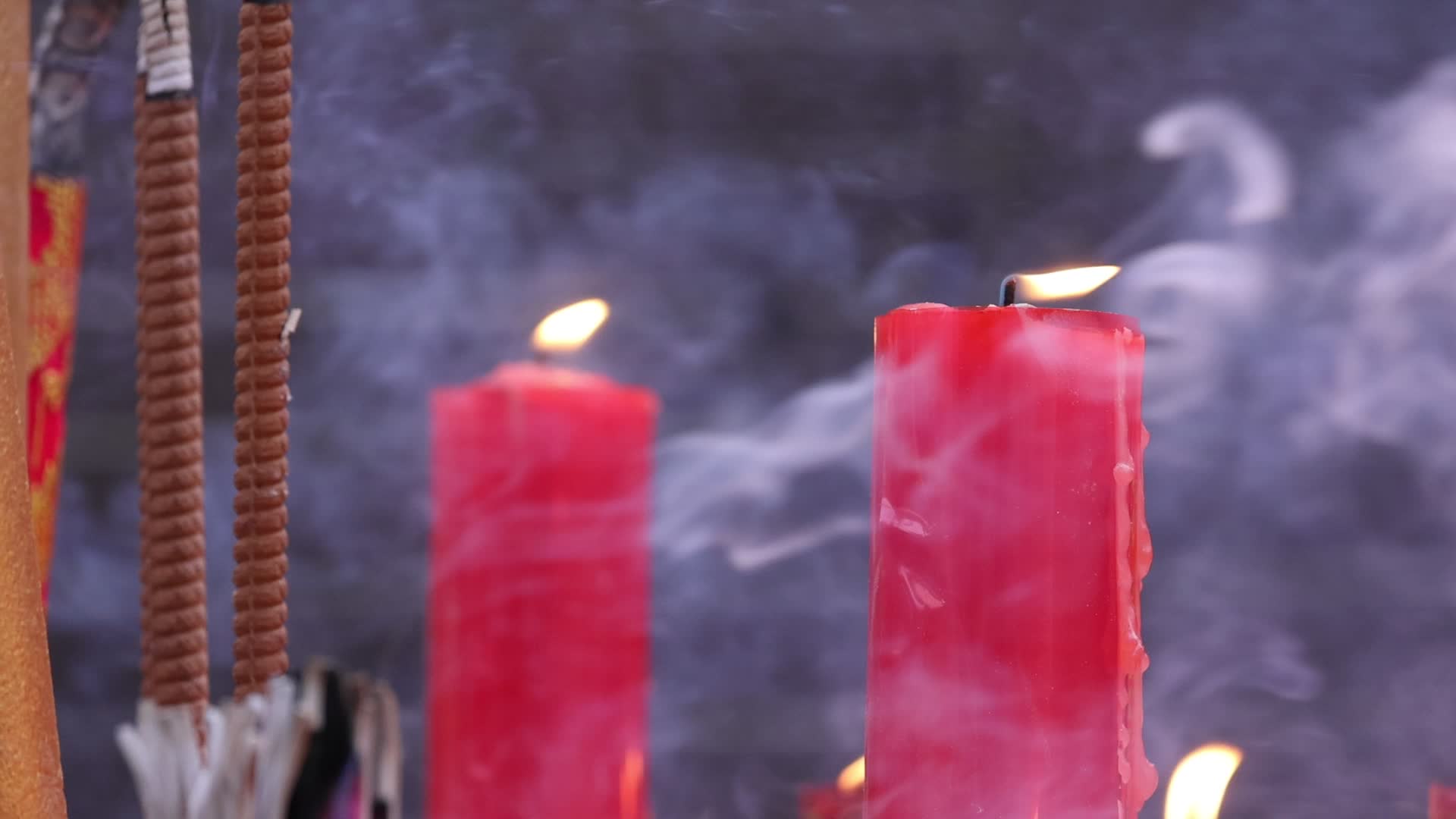 烧香和蜡烛燃烧视频的预览图