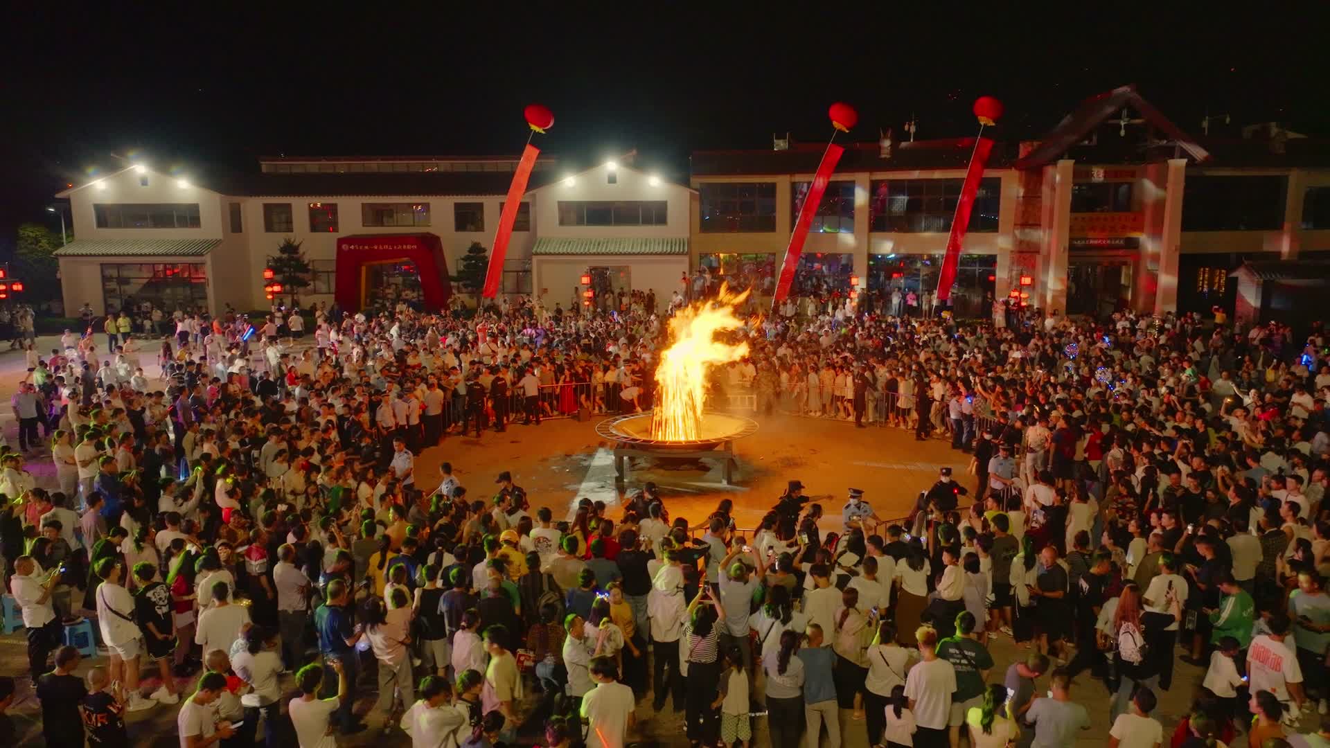 彝族七月火把节非遗民族传统节日篝火航拍视频的预览图