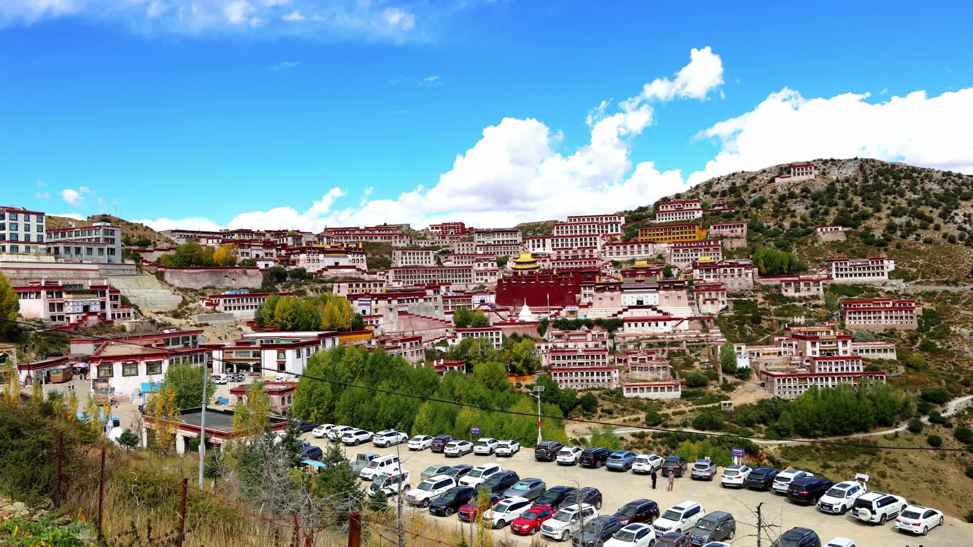 航拍西藏拉萨藏传佛教格鲁派甘丹寺视频的预览图