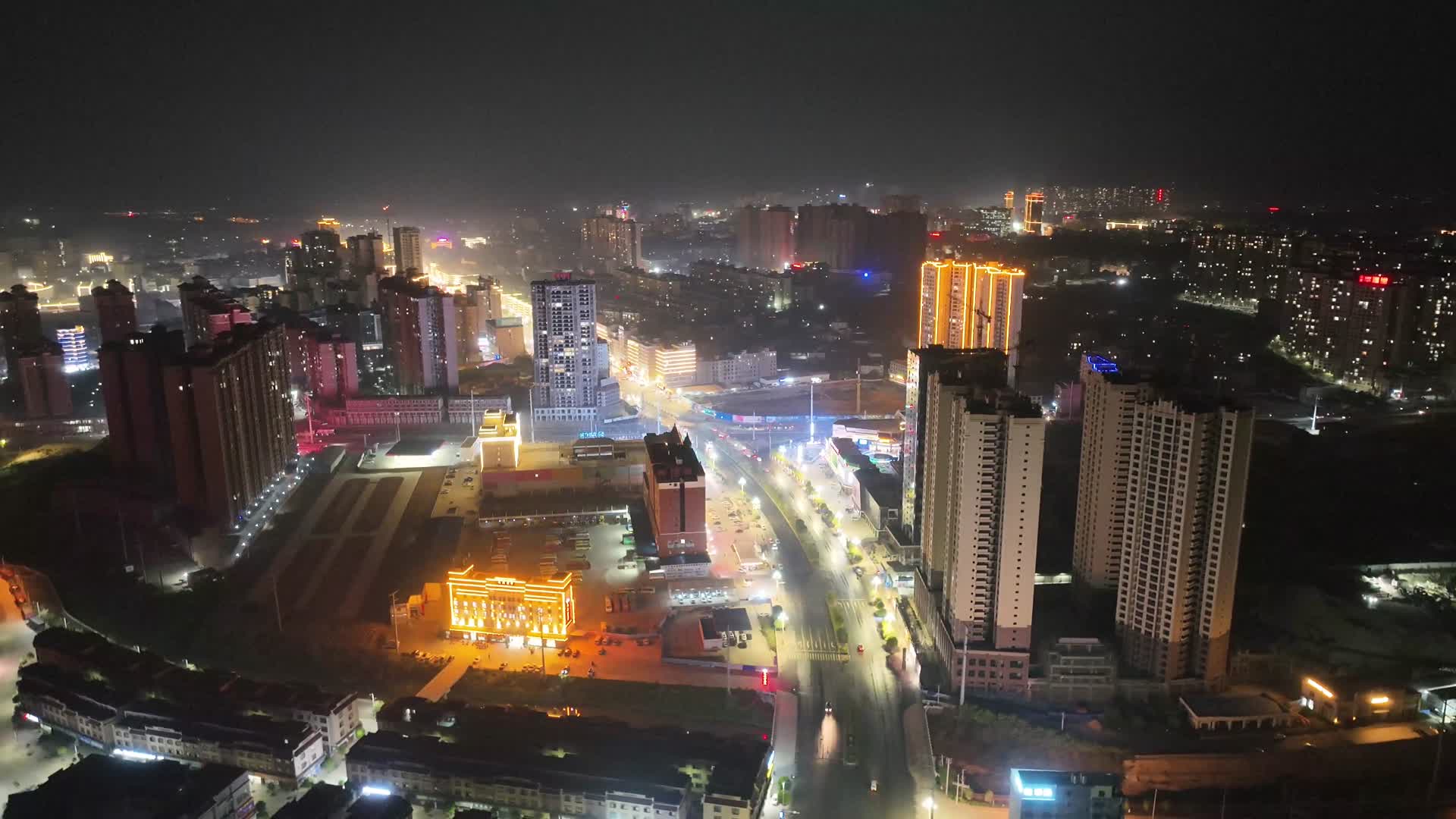 城市夜景公路人群视频的预览图