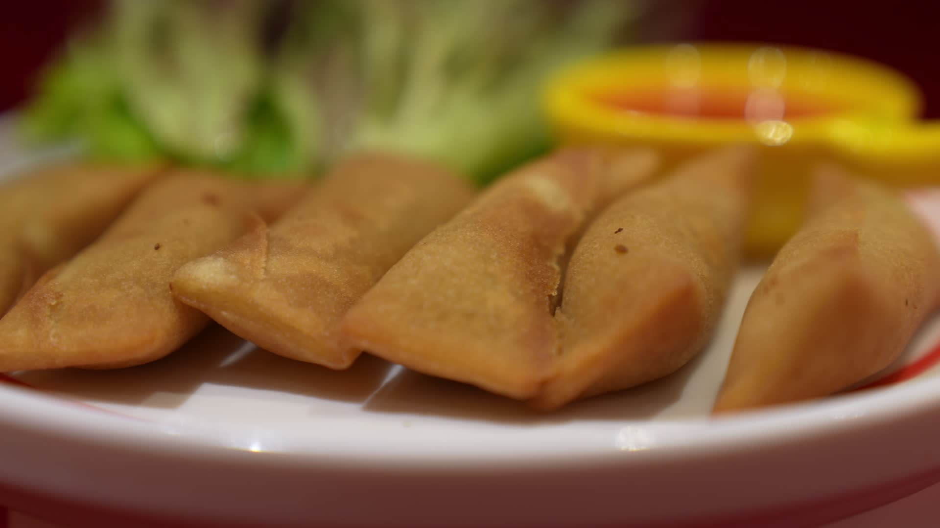 越南菜炸春卷春卷东南亚美味美食大光圈视频的预览图