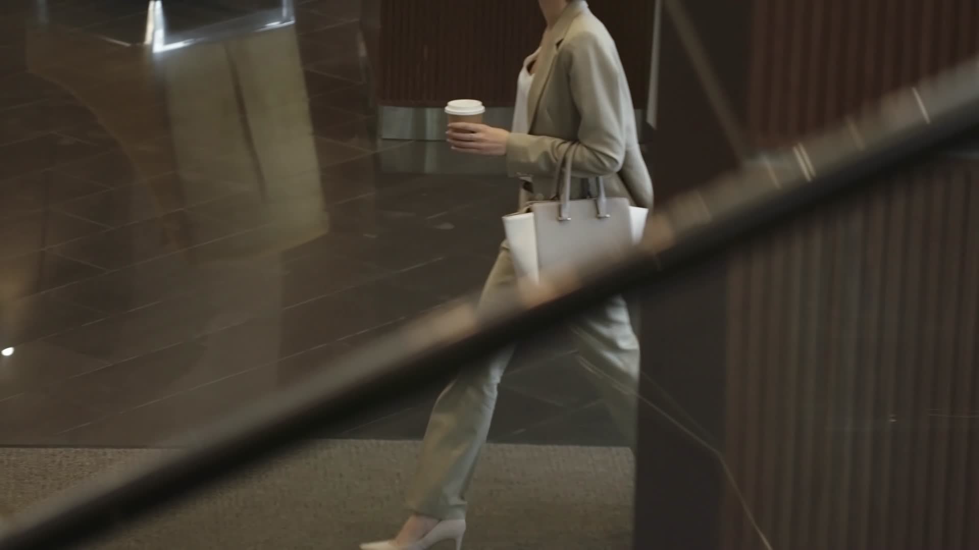 4K女性商务精英拉着行李箱走进酒店大堂视频的预览图