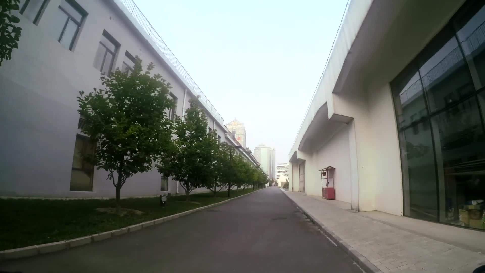 莱锦园区的路拍镜头视频的预览图