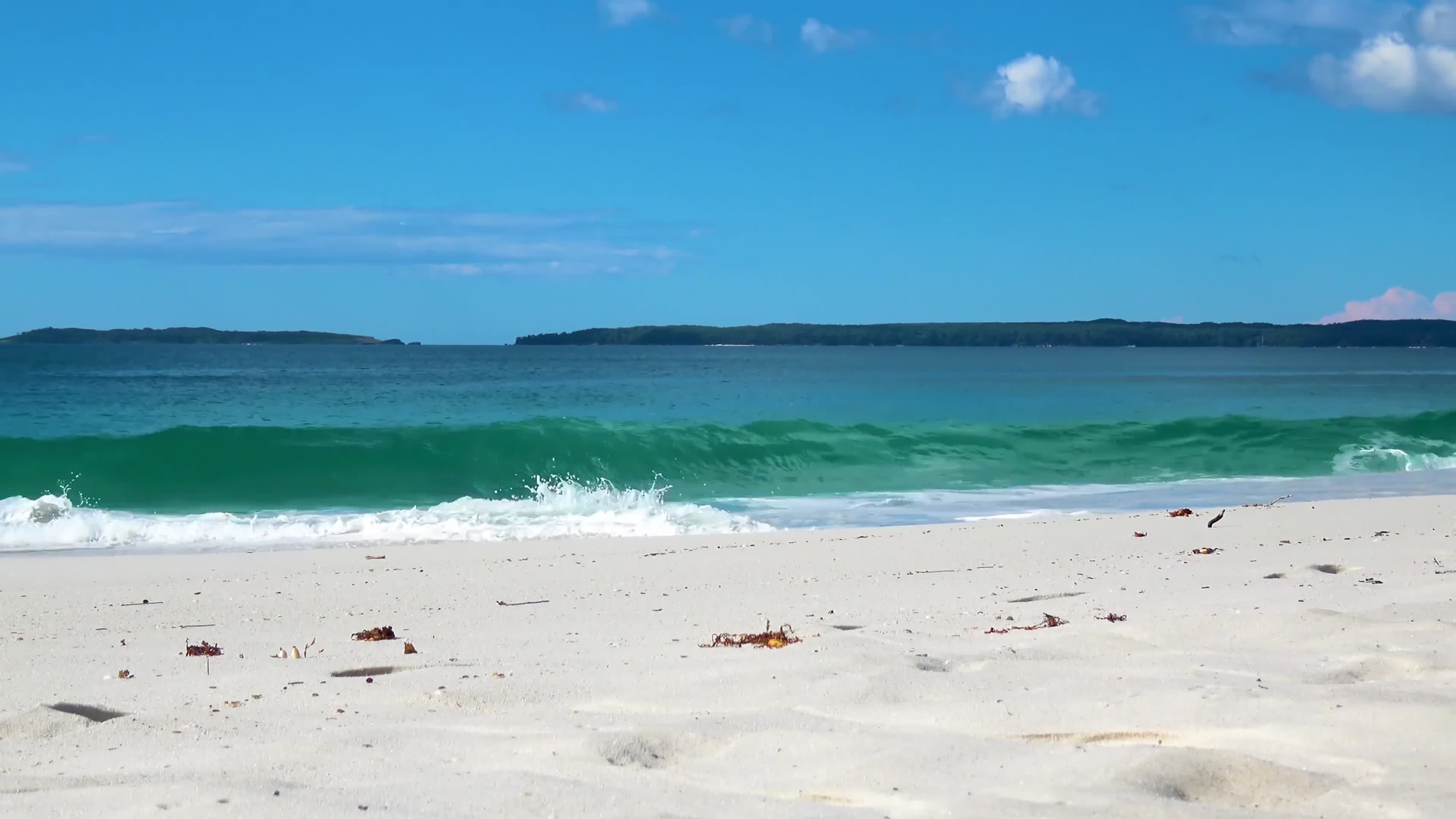 晴朗天空白色沙滩海浪声视频的预览图