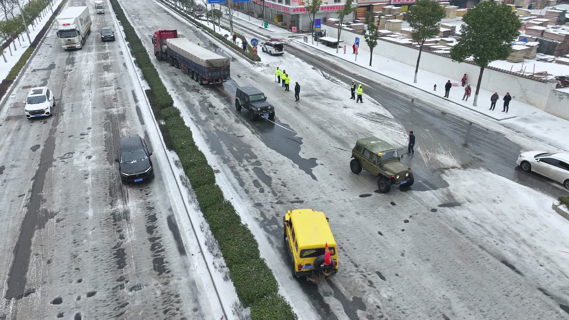 雪景交通航拍视频的预览图