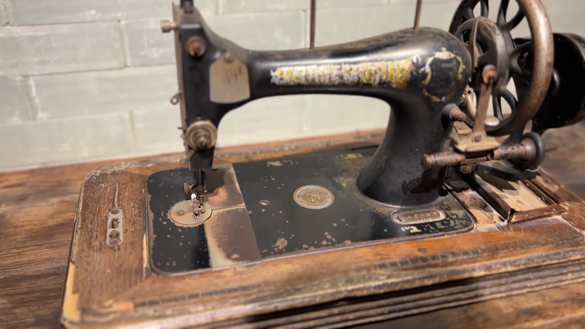 传统古老缝衣机生锈手艺人缝纫视频的预览图