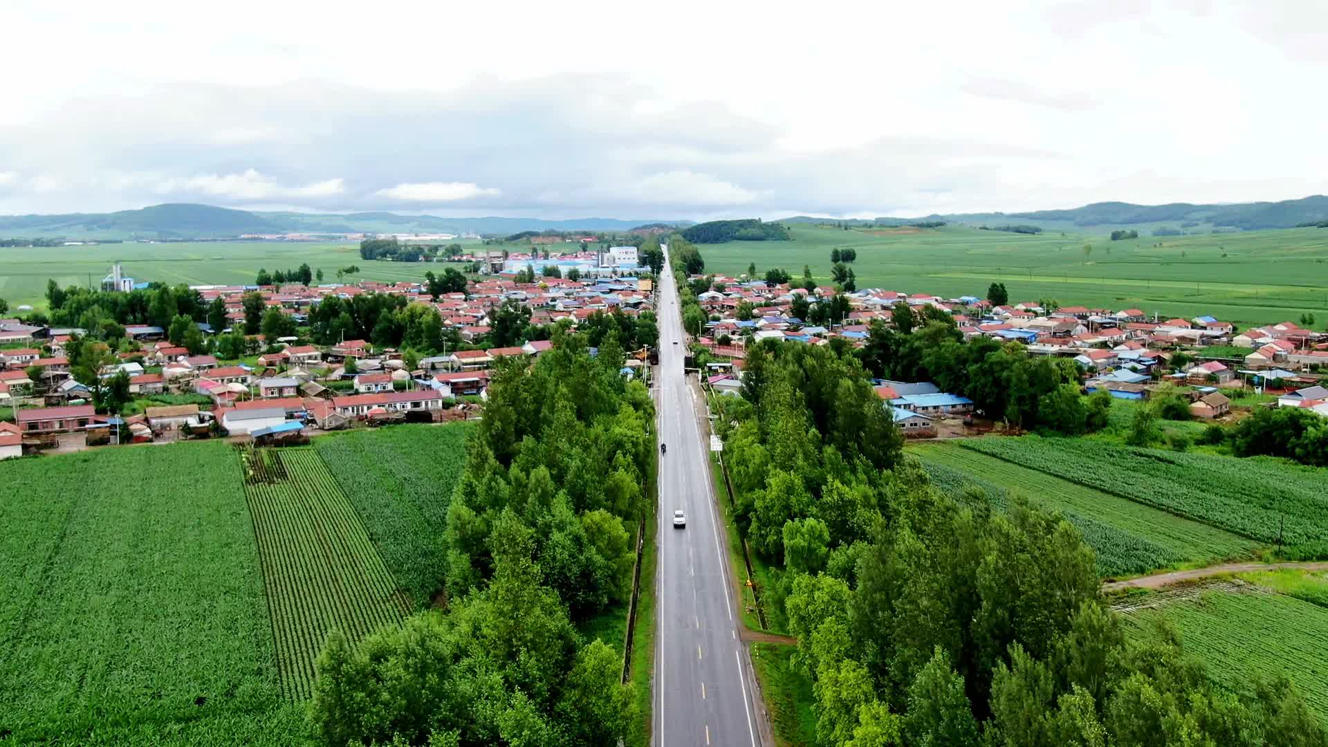 航拍东北村庄和公路视频的预览图