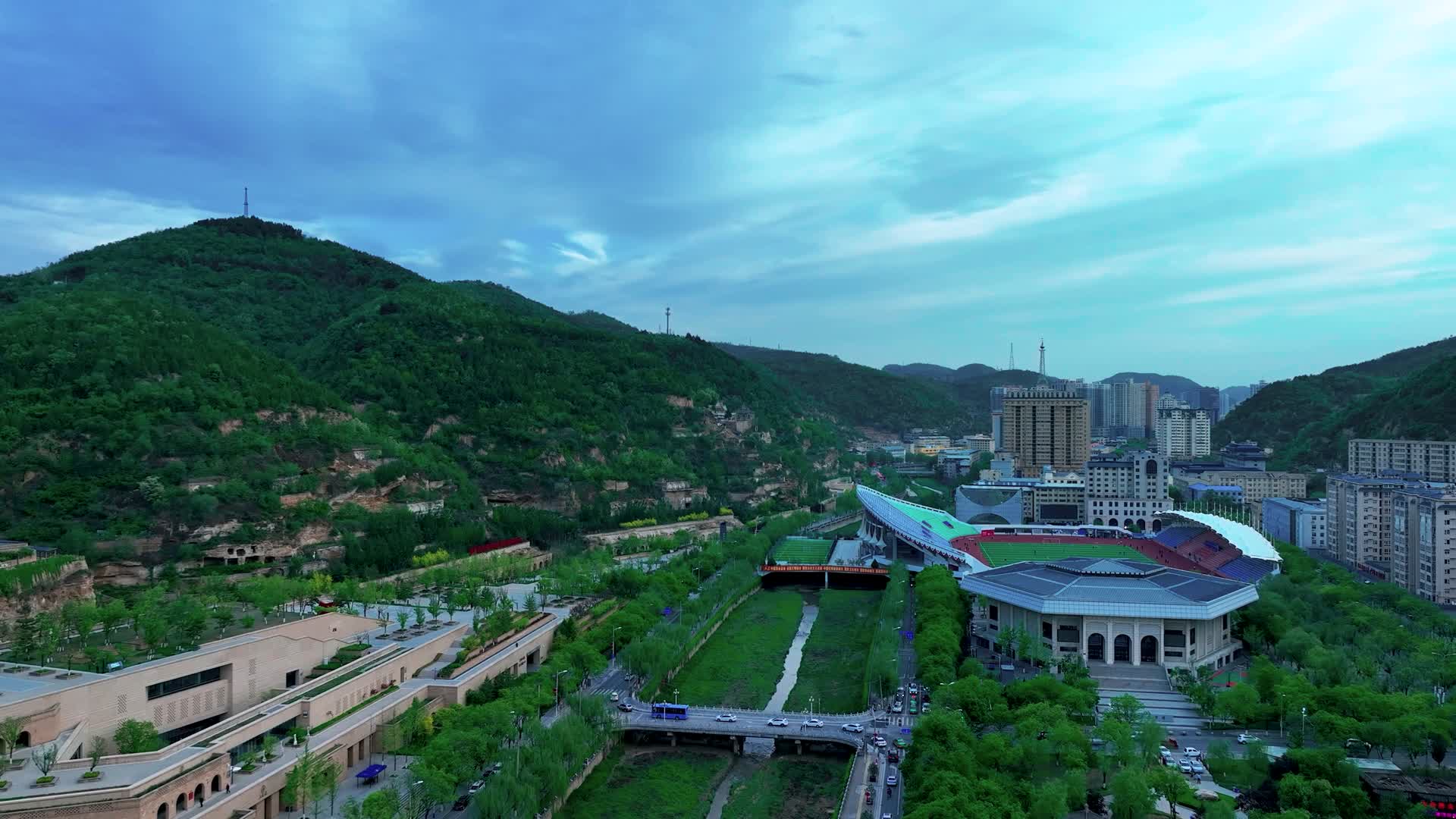 4K航拍陕西延安市城市自然美景视频的预览图