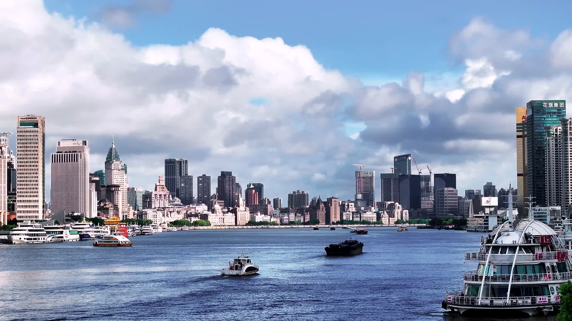 4K无人机航拍上海城市建筑风光视频的预览图