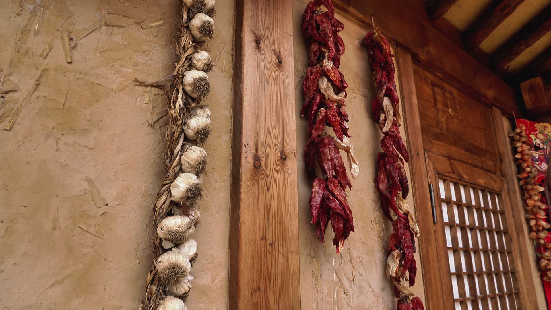 农村墙上挂的大蒜和辣椒视频的预览图