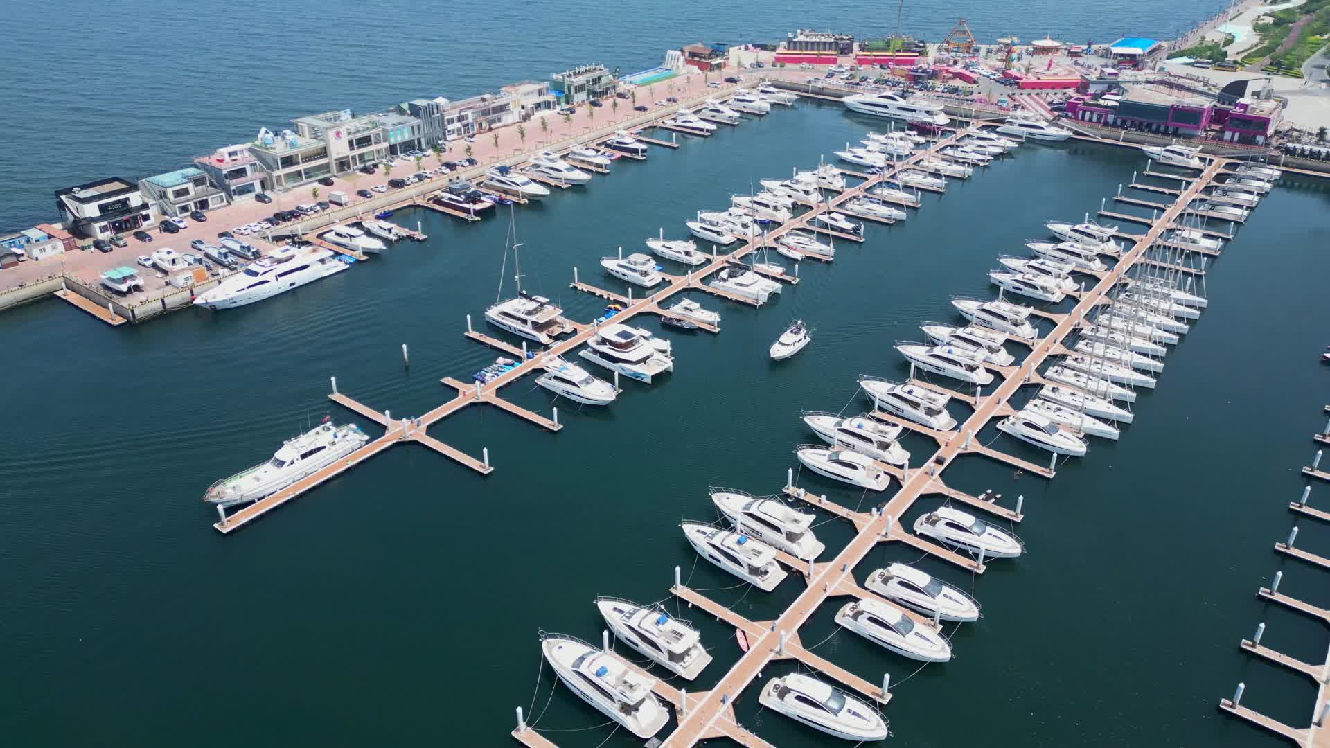 大连海威尼斯水城游艇码头航拍4K60视频的预览图