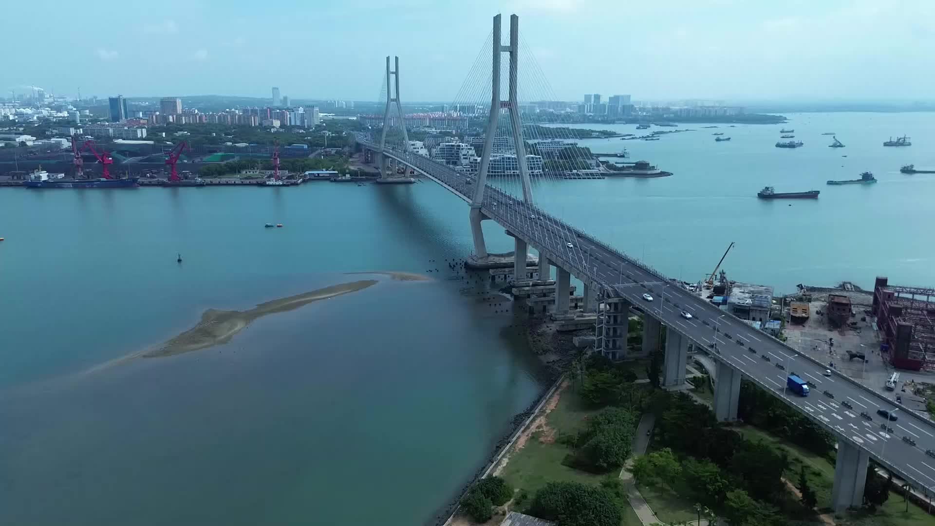航拍海南儋州洋浦大桥视频的预览图