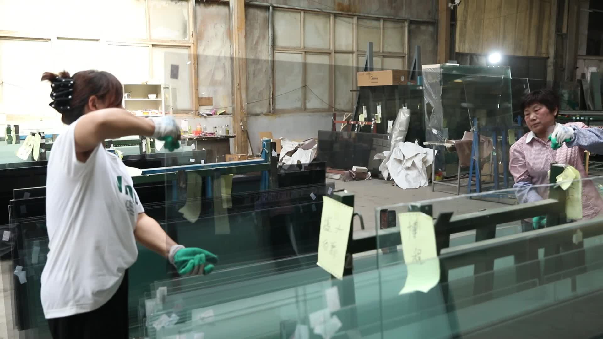 玻璃加工钢化玻璃加工工厂工人劳动视频的预览图