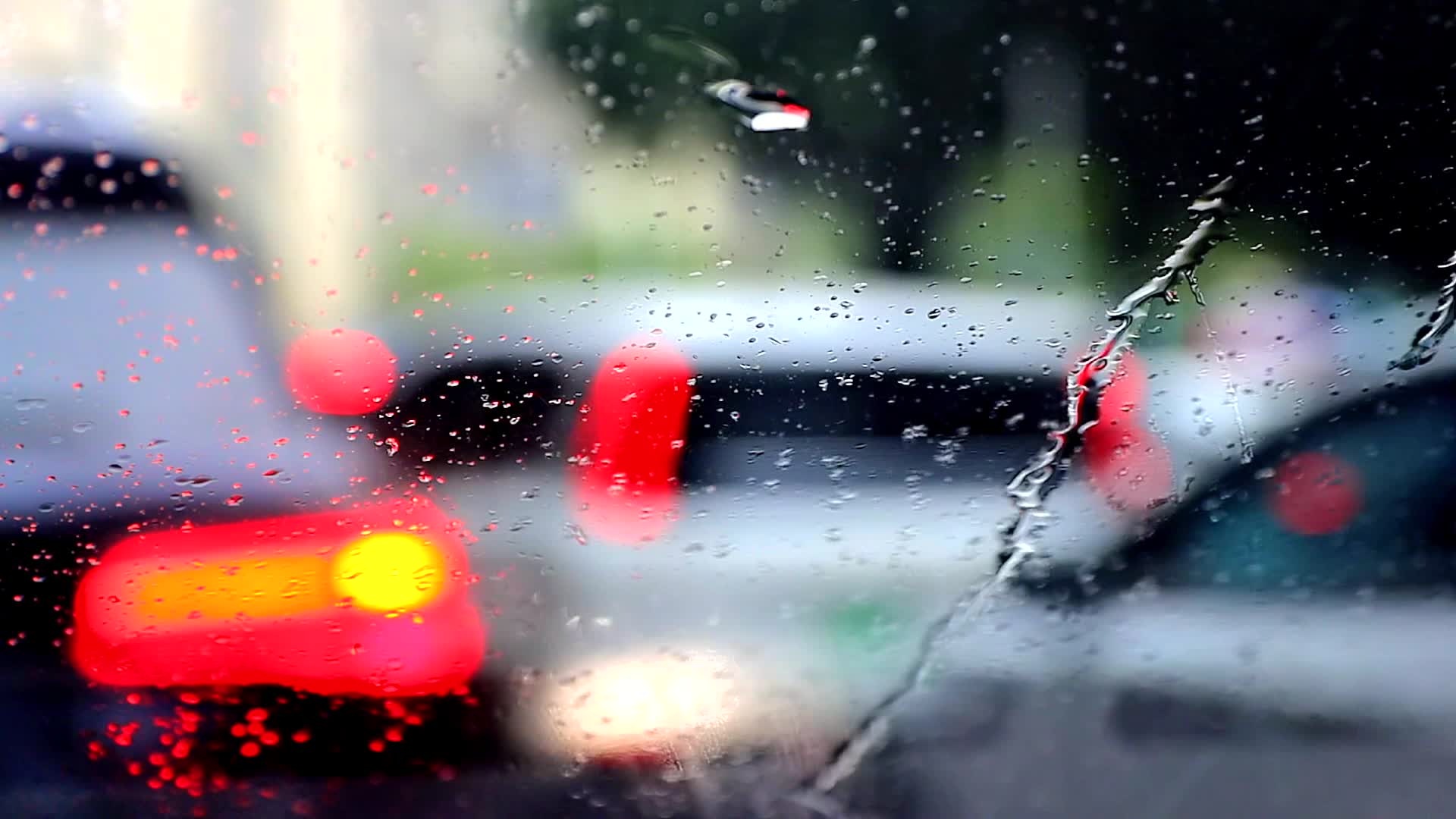 雨中对焦前挡拍摄的玻璃雨幕和前方虚化车尾视频的预览图